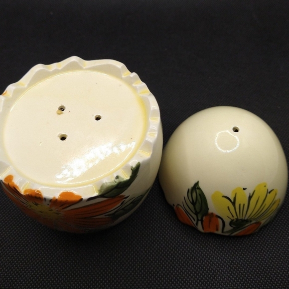 Daisy Egg Salt and Pepper Shakers by Lego - VINTAGE - Picture 3 of 11